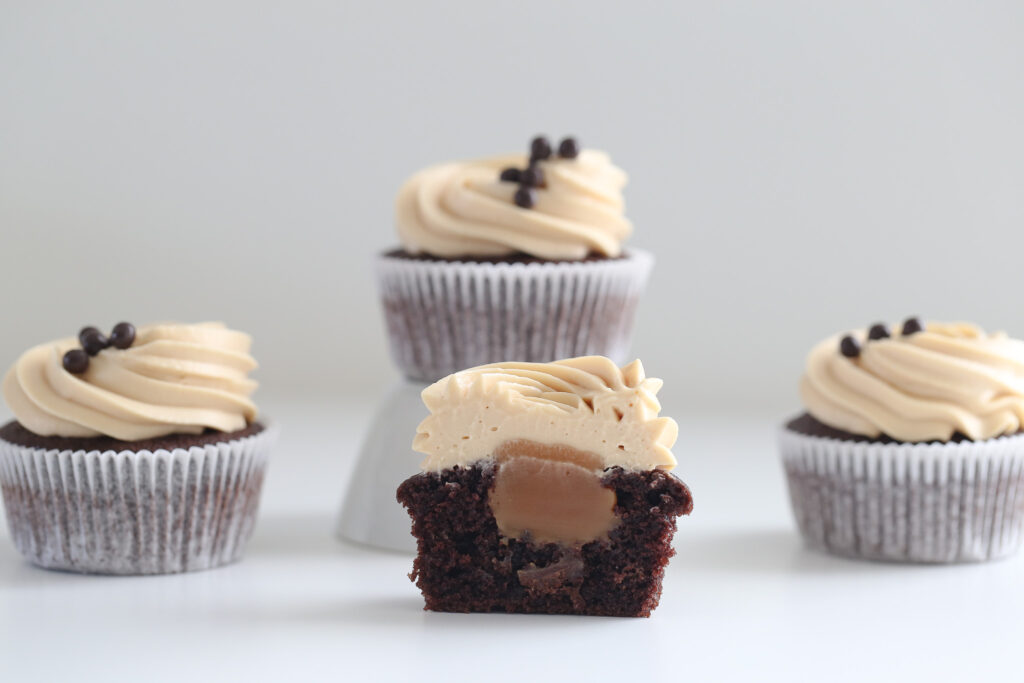 Karamell og sjokolade cupcakes